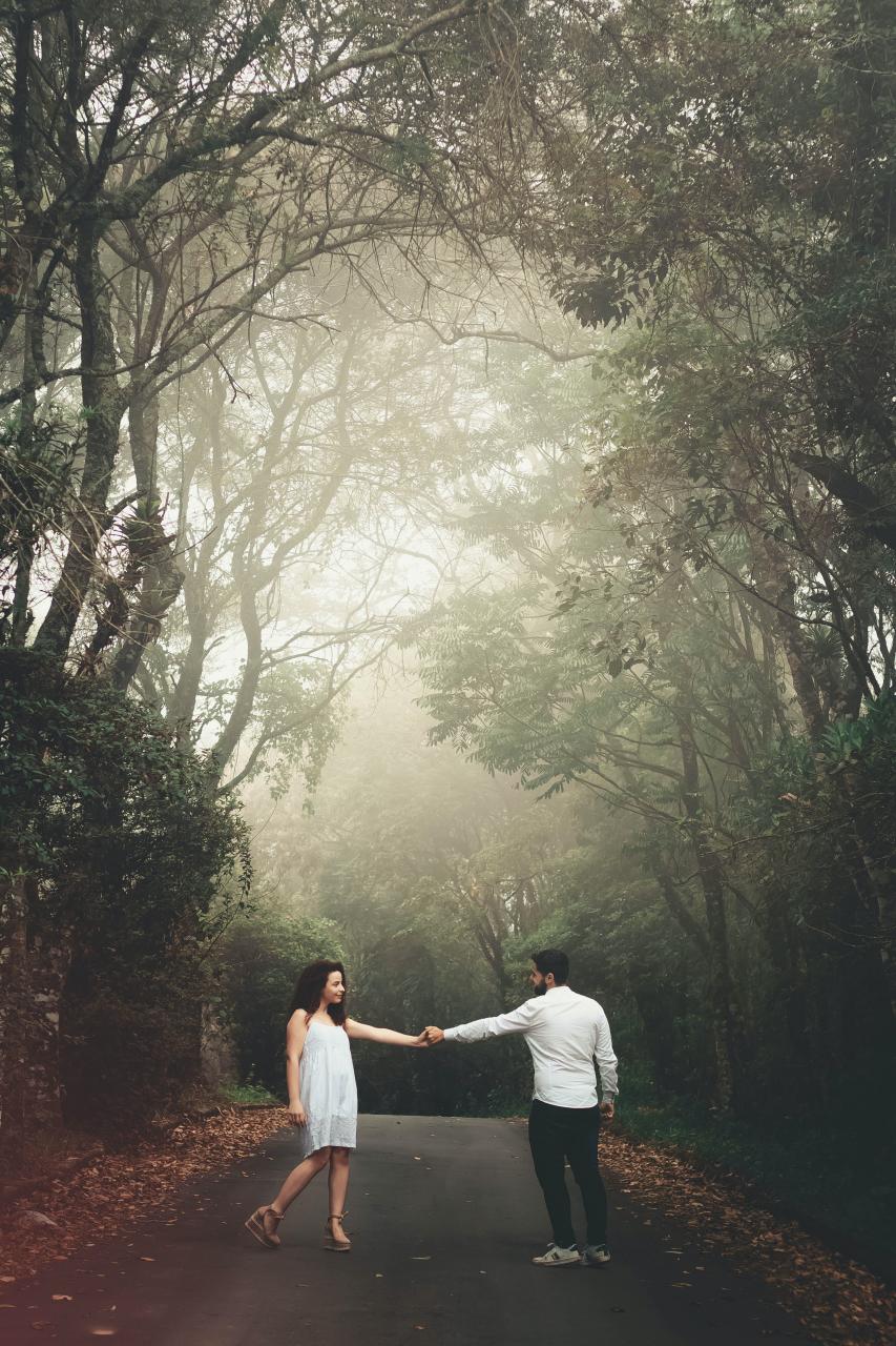 خلفيات صور حب رومانسية في غابة